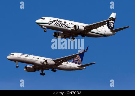 Alaska Airlines Boeing 737-490 (Registrierung N767AS) fliegt neben United Airlines Boeing 757-224 (Registrierung N41135) Ansatz zu San Francisco International Airport (SFO) in San Mateo, California, Vereinigte Staaten von Amerika Stockfoto