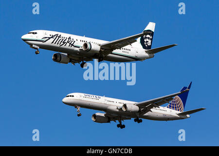 Alaska Airlines Boeing 737-490 (Registrierung N767AS) fliegt neben United Airlines Boeing 757-224 (Registrierung N41135) Ansatz zu San Francisco International Airport (SFO) in San Mateo, California, Vereinigte Staaten von Amerika Stockfoto