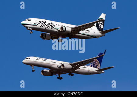 Alaska Airlines Boeing 737-490 (Registrierung N767AS) fliegt neben United Airlines Boeing 757-224 (Registrierung N41135) Ansatz zu San Francisco International Airport (SFO) in San Mateo, California, Vereinigte Staaten von Amerika Stockfoto