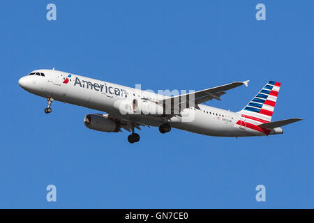 American Airlines Airbus A321-231 (Registrierung N552UW) nähert sich San Francisco International Airport (SFO) in San Mateo, California, Vereinigte Staaten von Amerika Stockfoto
