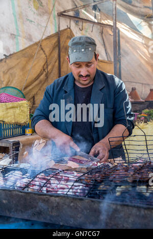 Marokko.  Kreditor Grillen Spieße (Shish-Kebab), hatte Draa Markt, Essaouira Provinz. Stockfoto