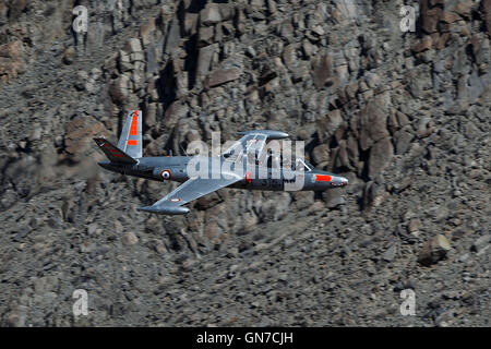 Eine Fouga CM 170 Magister (Registrierung N315MB) fliegt niedrig über Jedi Übergang, R-2508 Komplex, Star Wars Canyon / Rainbow Canyon, Death Valley Nationalpark, Kalifornien, Vereinigte Staaten von Amerika. Stockfoto