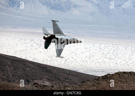 US-Air Force General Dynamics F - 16C Fighting Falcon von 412. Test-Flügel, Edwards Air Force Base, fliegt durch den Jedi-Übergang, R-2508 Komplex, Star Wars Canyon / Rainbow Canyon, Death Valley Nationalpark, Kalifornien, Vereinigte Staaten von Amerika. Stockfoto