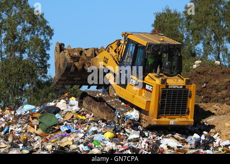 Ein Bulldozer Caterpillar 963C drückt Müll Müll an einer Tipp- oder Entsorgungsfachbetrieb - in New South Wales, Australien. Stockfoto