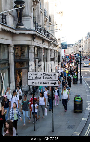 Beschäftigt Shopper in der Oxford Street in der City of Westminster im Londoner West End Stockfoto