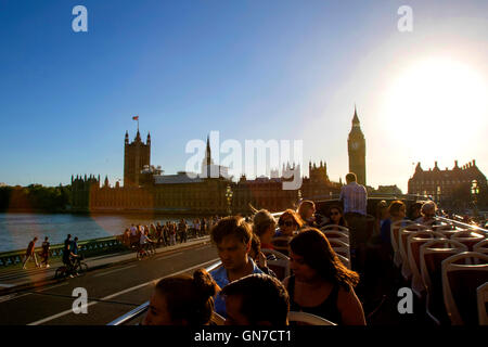 Touristen im offenen Bus Blick auf Big Ben am Nordende des Palace of Westminster in London im Sommer bei blauem Himmel Stockfoto