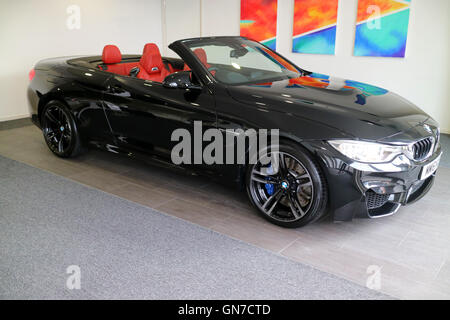 Brandneue 2016 F83 schwarz BMW M4 Cabrio 2 türige Coupé mit Sakhir Orange-rot Leder Williams Rochdale BMW Showroom Stockfoto