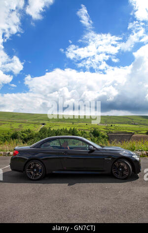 F83 schwarz BMW M4 Cabrio 2-türiges Coupé mit rotem Leder geparkt auf dem Lande im Sommer Stockfoto