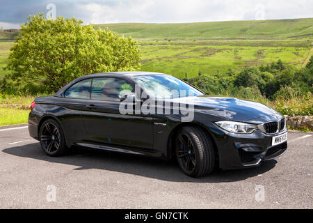 F83 schwarz BMW M4 Cabrio 2-türiges Coupé mit rotem Leder geparkt auf dem Lande im Sommer Stockfoto