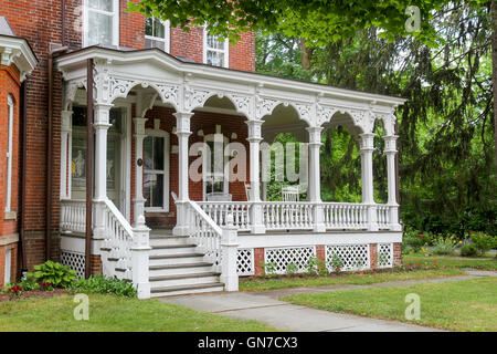 Die Veranda von einem viktorianischen Haus in Milford, Pennsylvania, Vereinigte Staaten von Amerika, Nordamerika. Nur zur redaktionellen Verwendung. Stockfoto