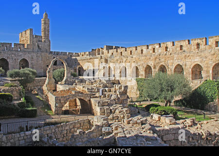 Die Jerusalem-Zitadelle oder Turm Davids, mit den archäologischen Funden in seinem Innenhof und das Osmanische Minarett Stockfoto