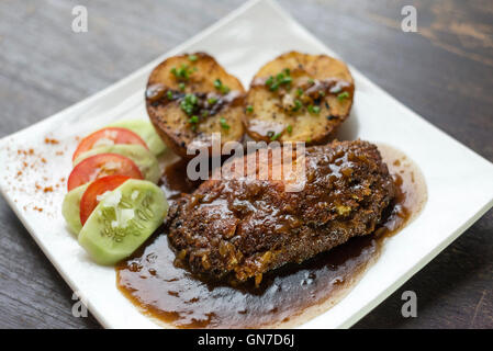 berühmte Cordon Bleu paniert gebratenes Huhn Soße und Kartoffeln essen Stockfoto