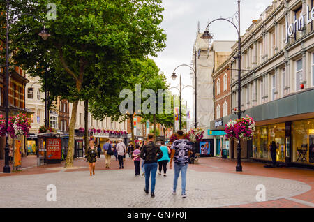 Broad Street in Lesung ist die wichtigste Einkaufsstraße im Zentrum Stadt. Stockfoto