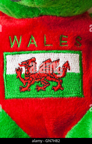 Detail des Drachens auf Walisisch Flagge Wales Mütze Teddy bear Stockfoto