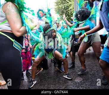 Tänzer während der Kinder-Day-Parade in Notting Hill Karneval 2016, West London. PRESS ASSOCIATION. Bild Datum: Sonntag, 28. August 2016. Bildnachweis sollte lauten: Isabel Infantes/PA Wire Stockfoto