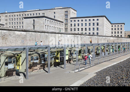 Besucher dieser Seite von der Open-Air-Ausstellung an der Topographie des Terrors, Berlin, Deutschland Stockfoto