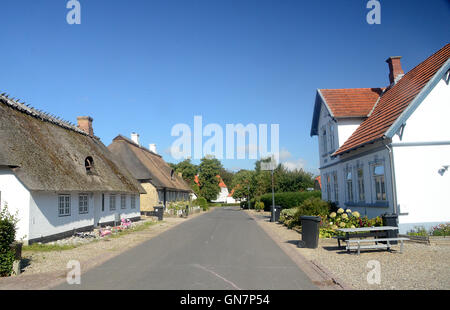 Dörfliche Atmosphäre mit typischen Gebäuden und Straßen. Die Zeit steht immer noch hier. Stockfoto