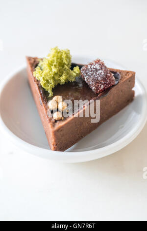 Mini-Schokoladen-Tarte in weiße Schale Stockfoto