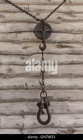 sehr alte Flaschenzug hängen alte Abstellgleis des Gebäudes Stockfoto