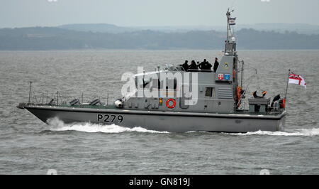 AJAXNETPHOTO. 8. OKTOBER 2014. PORTSMOUTH, ENGLAND. -SCHULSCHIFF - P2000 KLASSE HMS BLAZER KÖPFE IN EINEM GRAUEN SOLENT.   FOTO: TONY HOLLAND/AJAX REF: DTH140810 1165 Stockfoto