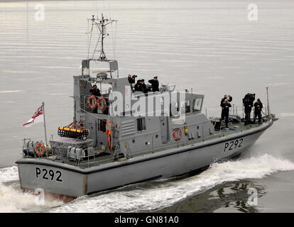 AJAXNETPHOTO. 29. FEBRUAR 2012. LIVERPOOL, ENGLAND. TRAINING SCHIFF GRUß - HMS LADEGERÄT GRÜßT ZERSTÖRER HMS LIVERPOOL AUF DEM MERSEY.   FOTO: JONATHAN EASTLAND/AJAX REF: D2X122902 2042 Stockfoto