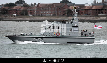 AJAXNETPHOTO. 8. OKTOBER 2014. PORTSMOUTH, ENGLAND. AUSBILDUNG SCHIFF - HMS RANGER KÖPFE IN EINEM GRAUEN SOLENT.  FOTO: TONY HOLLAND/AJAX REF: DTH140810 1156 Stockfoto
