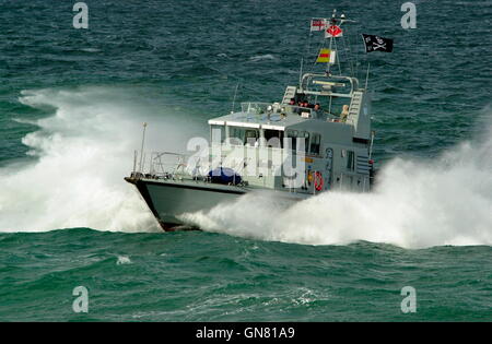 AJAXNETPHOTO. 5. OKTOBER 2004. AUF HOHER SEE, KANAL. -PERSONAL COLLEGE MEER TAGE P2000 TYP SCHNELLES PATROUILLE BOOT HMS TRACKER SPIELT DIE BANDIT, HMS GRAFTON MIT GESCHWINDIGKEIT IN SCHEINANGRIFF NÄHERT...  FOTO: JONATHAN EASTLAND/AJAX.  REF: 40510 1011. Stockfoto