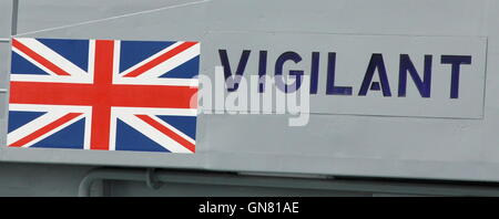 AJAXNETPHOTO. 25. AUGUST 2016. PORTSMOUTH, ENGLAND. -CUTTER NAME UND ANSCHLUß-MARKIERUNGSFAHNE AUF DER GRENZE FORCE PATROL VESSEL HMC WACHSAM.  FOTO: JONATHAN EASTLAND/AJAX REF: D162508 6010 2 Stockfoto