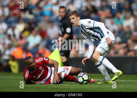 Middlesbrough Emilio Nsue von West Bromwich Albion's Sam Field während der Premier-League-Spiel bei The Hawthorns, West Bromwich in Angriff genommen wird. Stockfoto