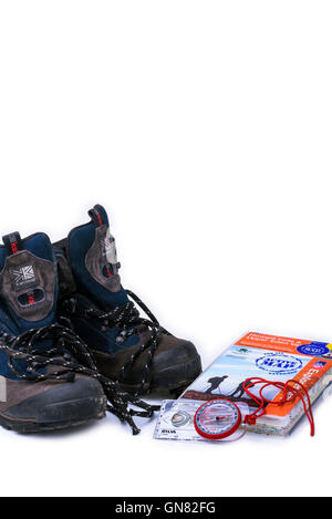 Paar der alten Wanderstiefel mit geschlossenen Karte und Kompass. Stockfoto