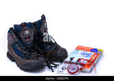 Paar der alten Wanderstiefel mit geschlossenen Karte und Kompass. Stockfoto
