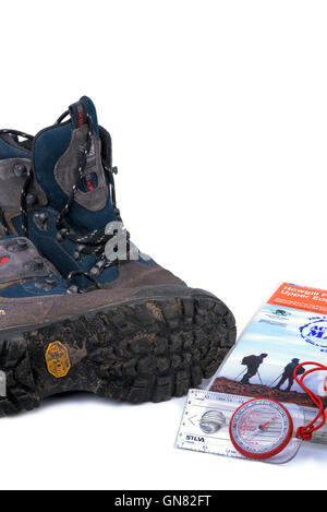 Paar der alten Wanderstiefel mit geschlossenen Karte und Kompass. Stockfoto