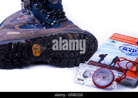 Paar der alten Wanderstiefel mit geschlossenen Karte und Kompass. Stockfoto