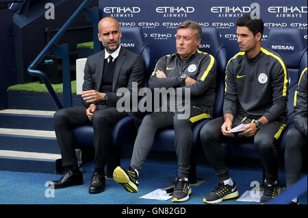 Manchester City Manager Pep Guardiola (links) mit ersten Mannschaft Trainer Domenec Torrent (Mitte) und Co-Co-Trainer Mikel Arteta vor dem Premier League-Spiel im Etihad Stadium Manchester. Stockfoto