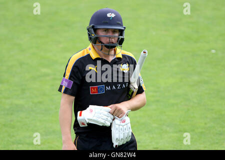 Yorkshires Gary Ballance geht Weg nach ihrer Entlassung während einem Tag Cup Halbfinale in Headingley, Leeds. Stockfoto