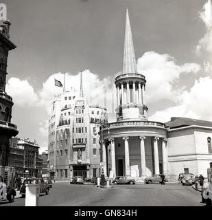 1950er Jahre historische, Marylebone, London, England, Broadcasting House, Sitz der BBC und Standort des ersten Radios ausgestrahlt März 1932. Im Vordergrund steht All Souls Church mit Turm, entworfen von John Nash. Stockfoto