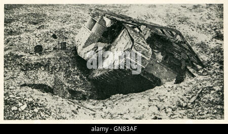 Markierung I Tank fallengelassen, 1916 Schlachtfeld Foto eines Tanks stecken in einem Shell-Loch in der Schlacht an der Somme, wo sie zum ersten Mal aktiven Dienst sah Stockfoto