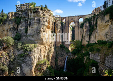 Die Puente Nuevo-Brücke überspannt den Fluss Guadalevin und teilt die Stadt Ronda in Südspanien Stockfoto