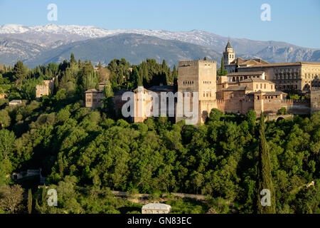 Die Alhambra, Granada, Spanien mit der Sierra Nevada im Hintergrund Stockfoto