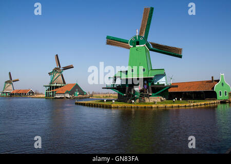Windmühlen in Zaanse Schans, Zaandam, in der Nähe von Amsterdam, Holland Stockfoto