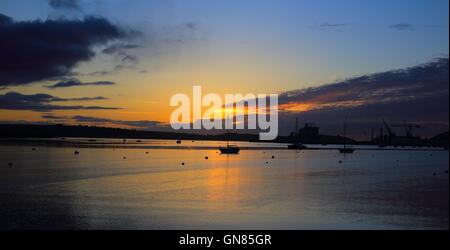 Sonnenaufgang über der Carrick Roads bei Flut, Falmouth, Cornwall, England, UK. Stockfoto