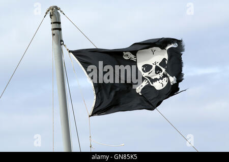 Schädel & Totenkopf Flagge angezeigt auf dem Boot aus blakeney günstig in Norfolk Stockfoto