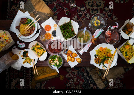 CHINESEN NEHMEN AUF COUCHTISCH Stockfoto