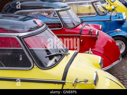 3 Rad Bubble Auto, Microcars Ormskirk MotorFest mit alten alten Bubble Autos in der Altstadt, in Lancashire, Großbritannien Stockfoto