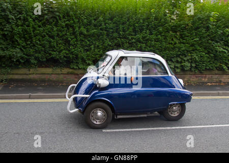 Blaue BMW Isetta auf dem Ormskirk MotorFest mit Oldtimern und 3 Rad Bubble Car, 3 Wheeler Cars, 3 Wheeler, Trike, Dreirad, 3 Motorrad mit Rädern, Dreirad-Motorräder, Dreirad-Motorrad im historischen Stadtzentrum, in Lancashire, Großbritannien der Isetta ist ein in Italien entwickelter Kleinwagen, der unter Lizenz in einer Reihe von verschiedenen Ländern gebaut wird, darunter Argentinien, Spanien, Belgien, Frankreich, Brasilien, Deutschland und Großbritannien. Stockfoto