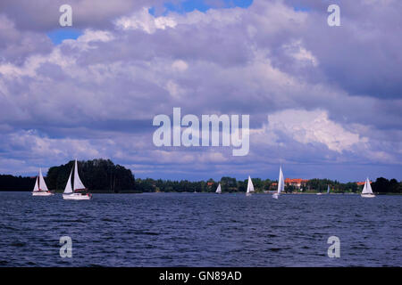 Bootfahren in Sniardwy des größten Sees in Polen befindet sich in der Masurischen Seenplatte von der Woiwodschaft Ermland-Masuren, Polen. Stockfoto