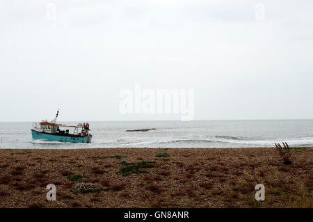 Angelboot/Fischerboot nach Orford am Eingang des Flusses Alde, Shingle Street, Suffolk, UK. Stockfoto