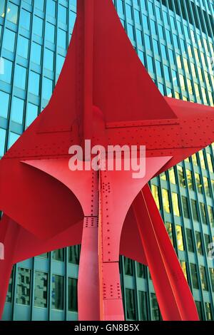 Die 'Flamingo' Skulptur des berühmten Künstlers Alexander Calder, ein 53-Fuß, 50 Tonnen schwere Kunstwerk in der Chicago Federal Plaza entfernt. Chicago, Illinois, USA Stockfoto