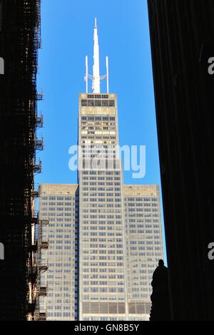 Die Chicagoer Willis Tower (ehemals Sears Tower) als durch eine Lücke in der Skyline der Stadt gesehen. Chicago, Illinois, USA. Stockfoto