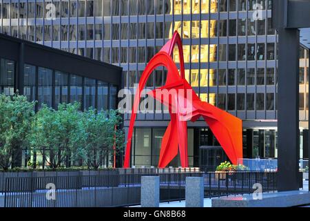 Die 'Flamingo' Skulptur des berühmten Künstlers Alexander Calder, ein 53-Fuß, 50 Tonnen schwere Kunstwerk in der Chicago Federal Plaza entfernt. Chicago, Illinois, USA Stockfoto